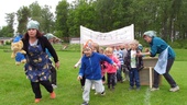 Förskolebarn springer Bamselopp