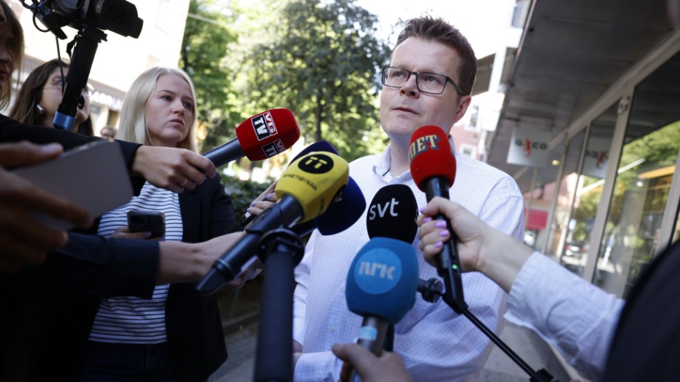 Roger Klokset, ordförande för norska SAS pilotförbund, när han mötte pressen utanför Näringslivets hus i Stockholm innan måndagens förhandling började.