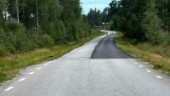 Varför asfalterades bara ena sidan av vägen?