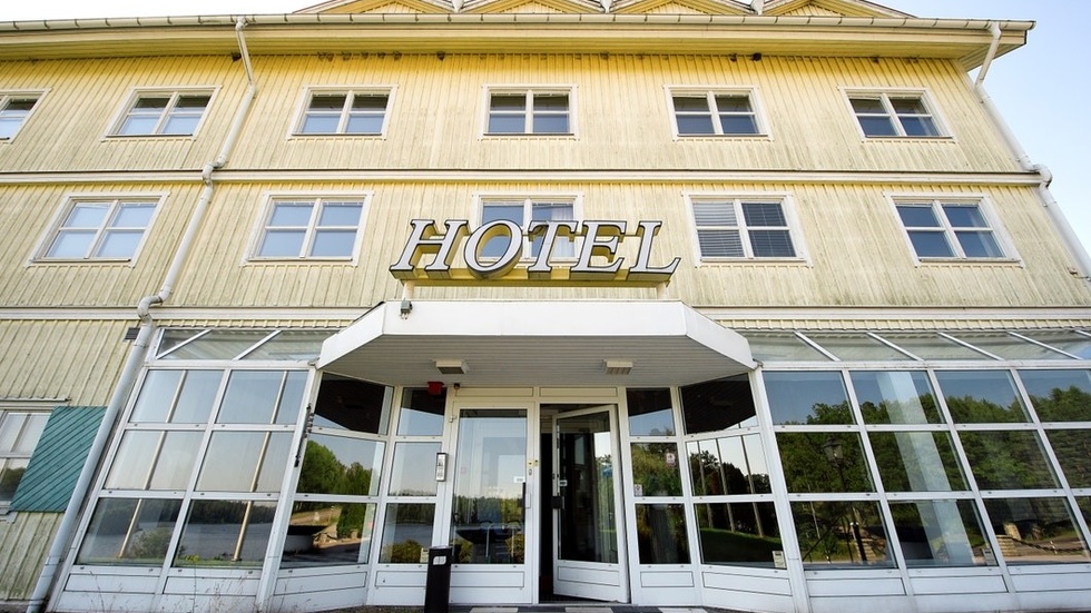 Värdshuset är en skamfläck för orten Stavsjö och för Nyköpings kommun, skriver Larz Johansson och Gunnar Casserstedt.