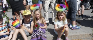 Fest och allvar blandas i pride-paraden