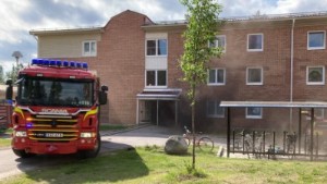 Brand i flerfamiljshus – rökfyllt trapphus • Rökdykare, polis och räddningstjänst på plats