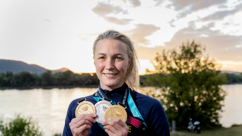 Sarah Sjöström med sin medaljsamling, två guld och ett silver, från VM.