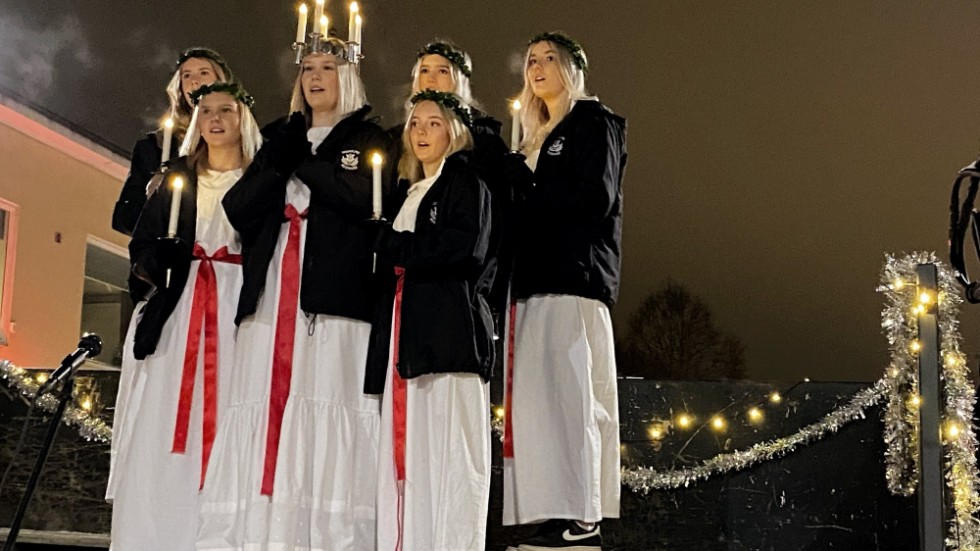 Skribenten är kritisk mot hur Luciafirandet "skändas." Här ser vi dock ett traditionellt Luciaframträdande; Boxholms Lucia, Alva Hoff, och hennes tärnor på årets julmarknad i Boxholm. 