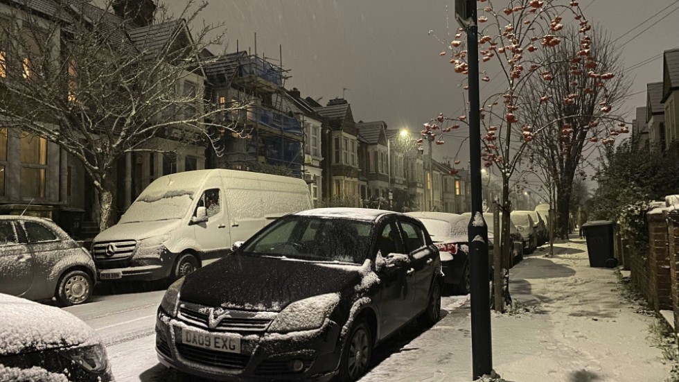 Britterna fryser i dåligt isolerade hus. I början av december drog en kallfront, med öknamnet "trollet från Trondheim" in över landet och gjorde situationen värre. Arkivbild.