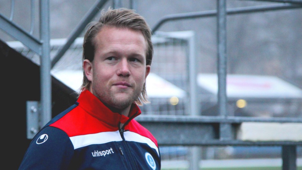 Anders Bååth snörar på sig fotbollsskorna igen. 