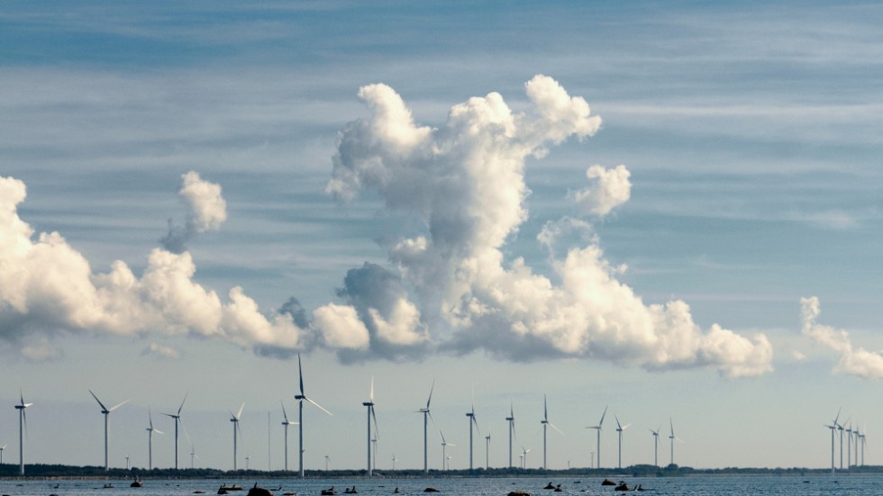 På Näsudden, Gotland har en ny generation vindkraftverk installerats. Närboende får genom en frivillig överenskommelse ekonomisk ersättning och är med på noterna. 