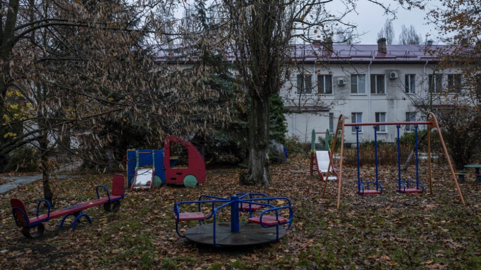 I kriget står lekplatserna oanvända. Bild från barnhem i Cherson den 25 november.