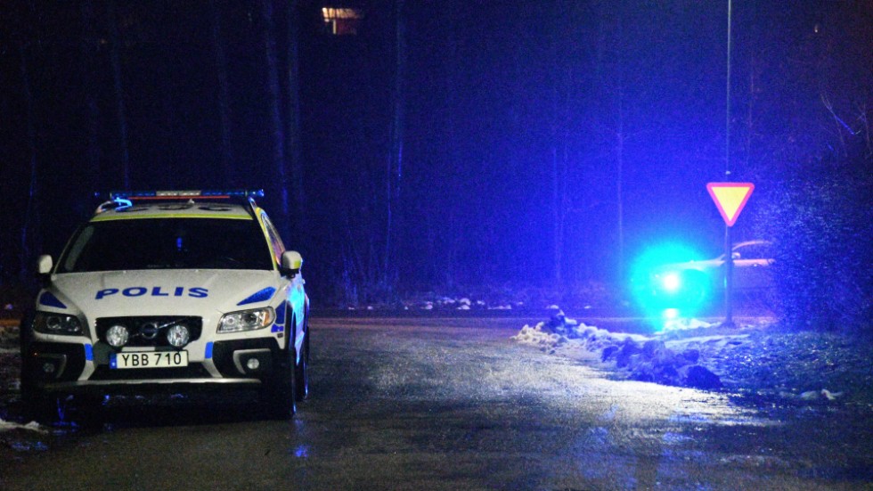 Polisbil på plats i närheten av den innergård där brottet i Ljusne ägde rum.