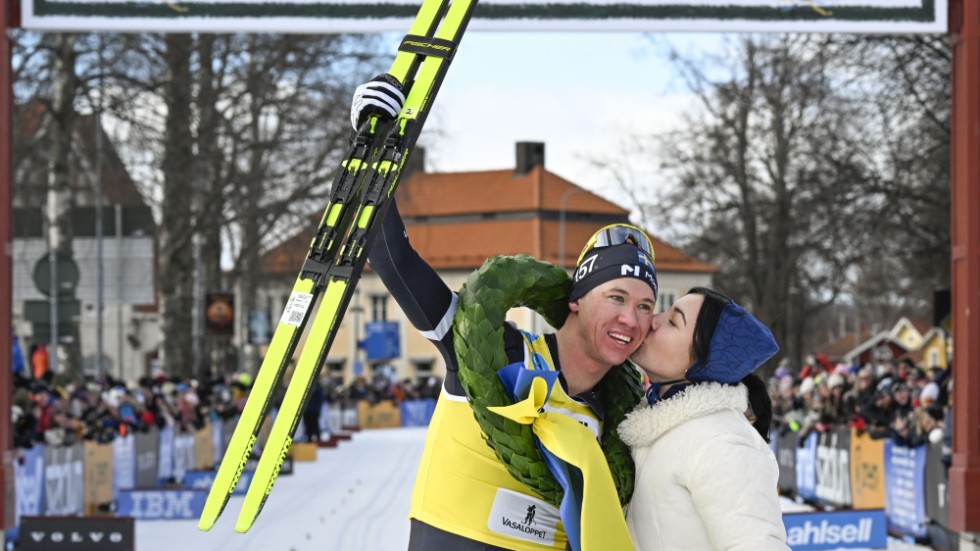 Sveriges Emil Persson vinner Vasaloppet. Här vid målgången med kranskullan Alice Larsson.