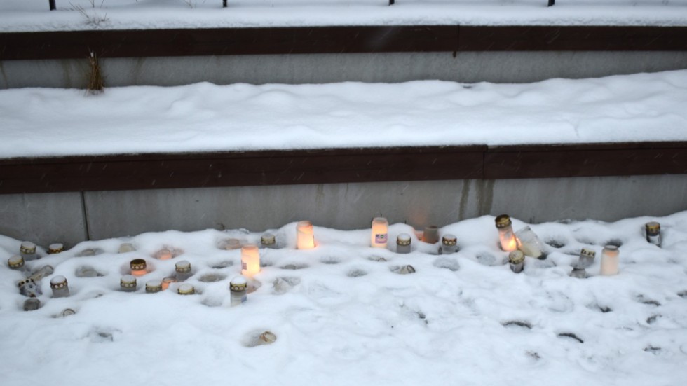The weekend after the suspected murder, a small gathering took place in Malå square. Two days after the gathering, several lanterns were still burning.