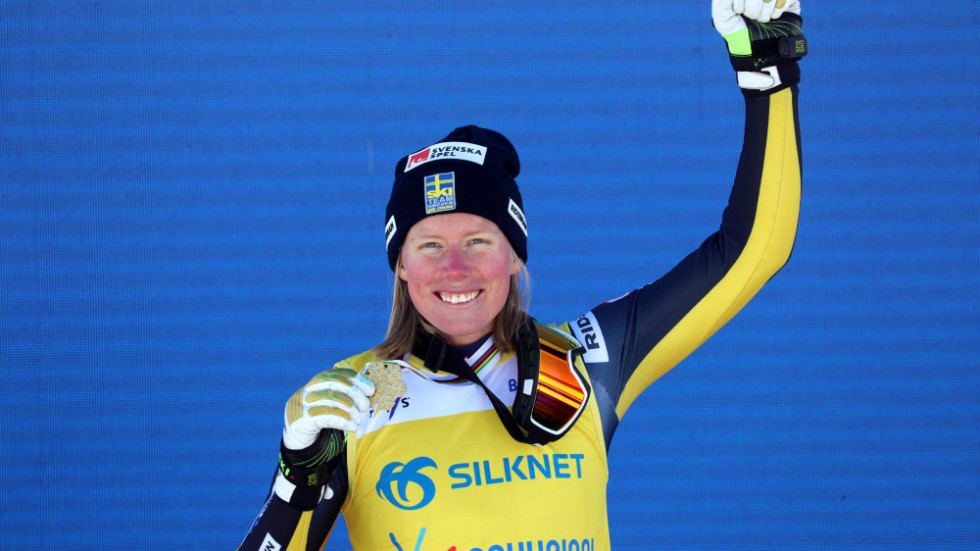 Sandra Näslund åkte hem dubbla VM-guld i skicross i georgiska Bakuriani.