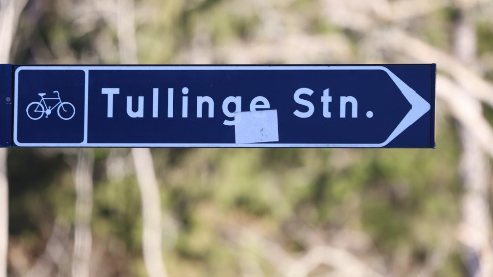En man i 50-årsåldern sköts natten mot fredags ihjäl i sin bostad i Tullinge, söder om Stockholm. Mannen var ostraffad men hans son uppges ha kopplingar till ett kriminellt nätverk.