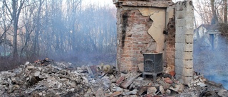 Hus i Motala totalförstört i brand: "Varit ett litet tillhåll"