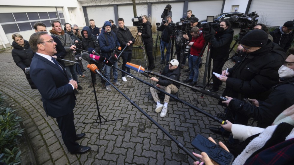 Boris Pistorius möter pressen i Hannover efter tillkännagivandet att han blir Tysklands nya försvarsminister.