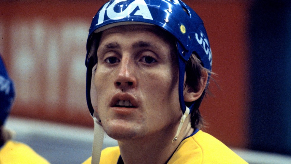 Börje Salming i avbytarbåset under en ishockeymatch med Tre kronor 1975. Arkivbild.