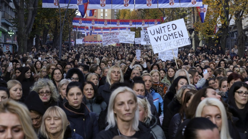 Serber i Kosovo demonstrerar under onsdagen i Mitrovica mot förslaget att tvinga dem att byta registreringsskyltar.