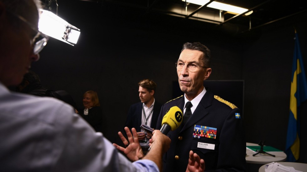Överbefälhavare Micael Bydén intervjuas efter Försvarsmaktens pressträff den 1 november. Skribenten gillar inte hans råd till politikerna.