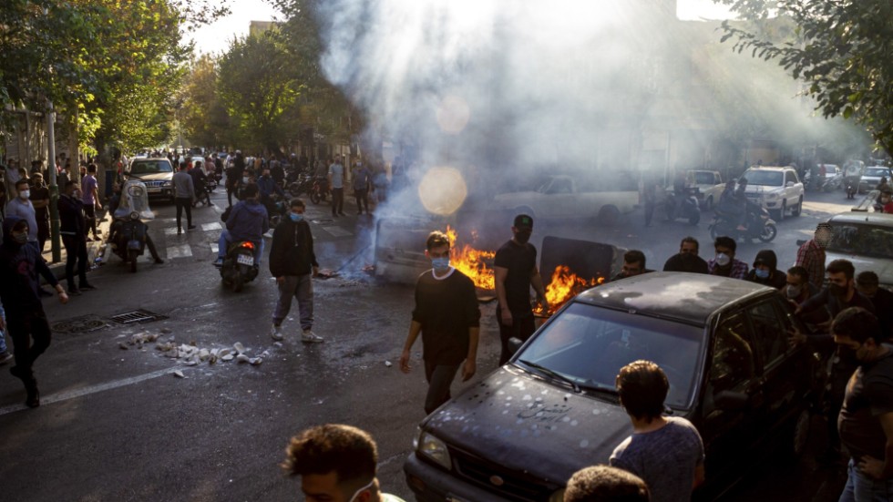 Protesterna visar inga tecken på att avta. Bild skickad till nyhetsbyrån AP, tagen i Teheran den 27 oktober.