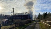 Den kraftiga branden på Dalsjö gård under kontroll ✓Ladan räddas ✓Sex stationer bekämpade lågorna ✓Elfel trolig orsak