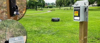 Robotgräsklipparna borta från Årby – folk var för klåfingriga ✓Nya planen: "Då kanske man låter dem vara"
