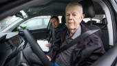 79-årige Bernt har haft körkort sedan 1961 – nu går han återigen på körskola: ”Alla som är äldre borde ta körlektioner”