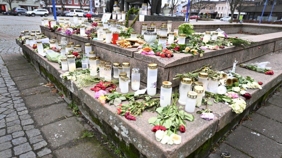 Blommor och ljus vid en minnesplats för den döda 21-åringen på Stortorget i Vetlanda. Arkivbild.