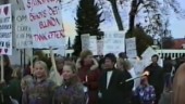 Se när Vimmerbyborna protesterade på torget 1992 för att bevara sjukhuset • 2 000 personer deltog