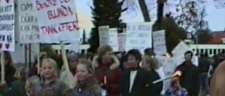Se när Vimmerbyborna protesterade på torget 1992 för att bevara sjukhuset • 2 000 personer deltog