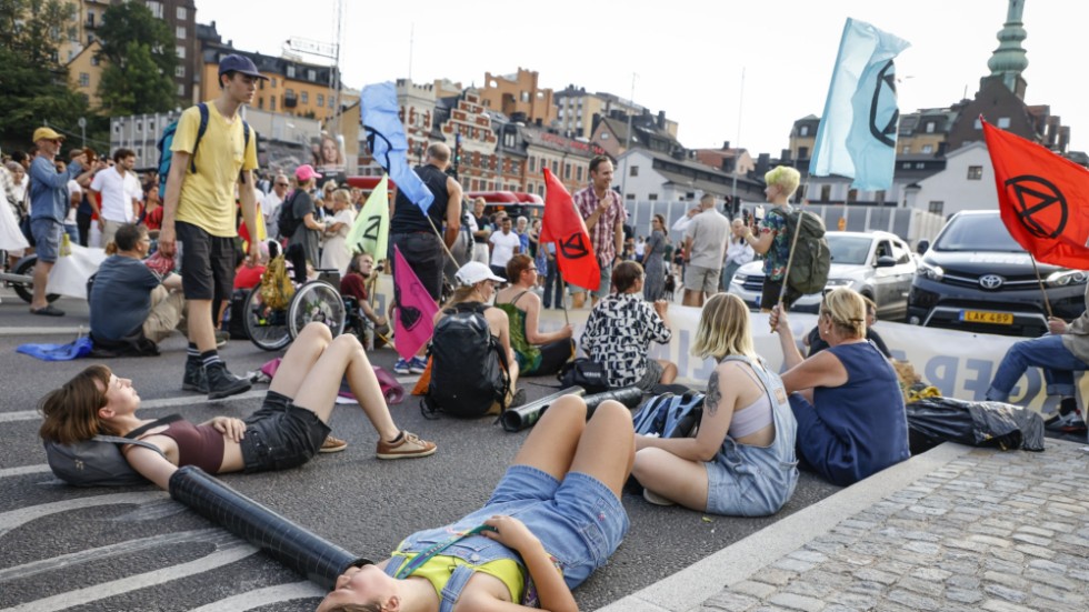 Klimataktivister gjorde en mänsklig vägspärr vid Slussen i Stockholm i augusti. Arkivbild.