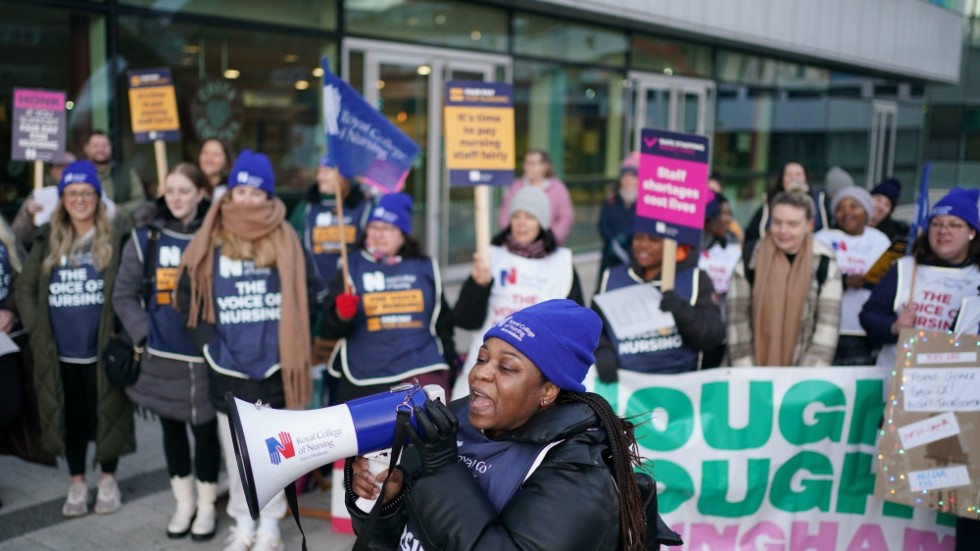 Sjuksköterskor strejkar i Birmingham på tisdagen.