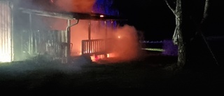 Villabrand utanför Söderköping • Räddningstjänsten blir kvar hela natten • Polisen inleder förundersökning