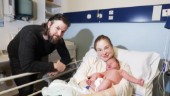 Nykläckta Mariefredsbon Noah – årets först födda bebis på Mälarsjukhuset i Eskilstuna: "En sladdis och en väldigt efterlängtad sådan" 