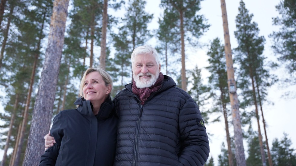 Pähr och Susanne Lövgren är överens om att det är viktigt att anpassa sitt skogsbruk så att det påverkar klimatet positivt. ”Det går inte att bara göra som man alltid har gjort, utan vi måste anpassa oss och hänga med i utvecklingen”, säger Susanne.