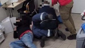 Väktare åtals för grov misshandel – skulle stoppa glasstjuv 