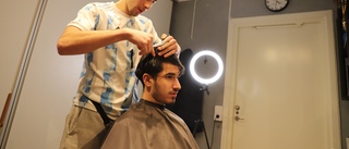 Daniel, 17, driver egen frisörsalong – i ett förråd