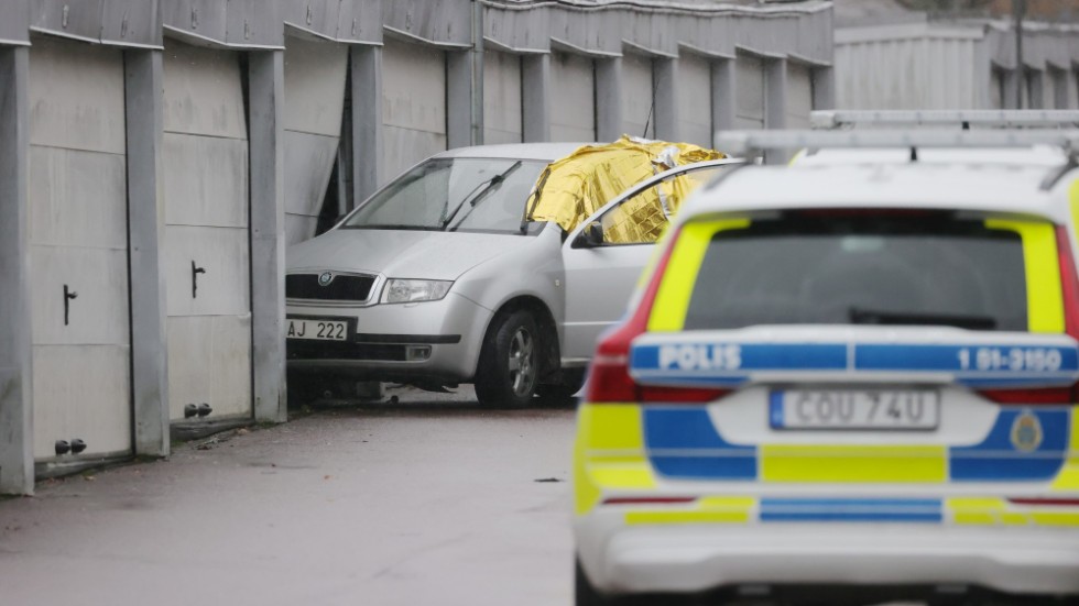 En man sköts ihjäl i en bil på en parkeringsplats i stadsdelen Gårdsten i nordöstra Göteborg.