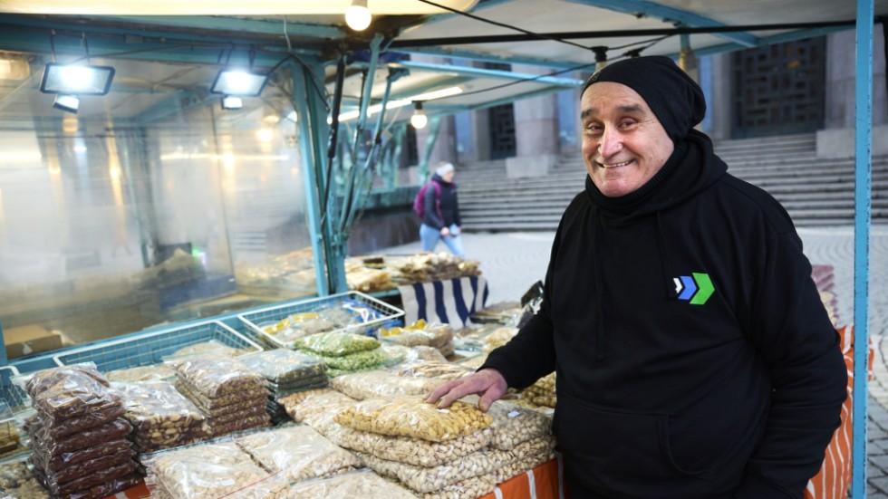 Asghar Nezhadian tycker att svenskar verkar komma för att öva på prutning på torget.