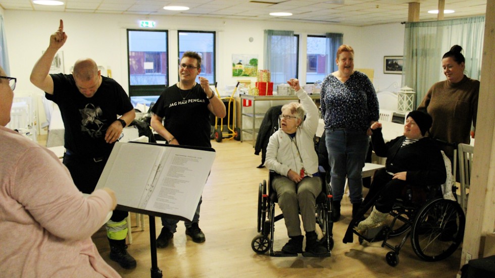 Glada Mellokören i Hultsfred består av Johannes Wetterqvist, Andreas Elvingsson, Irene Karlsson, Christin Persson och Rebecka Sjöholm.