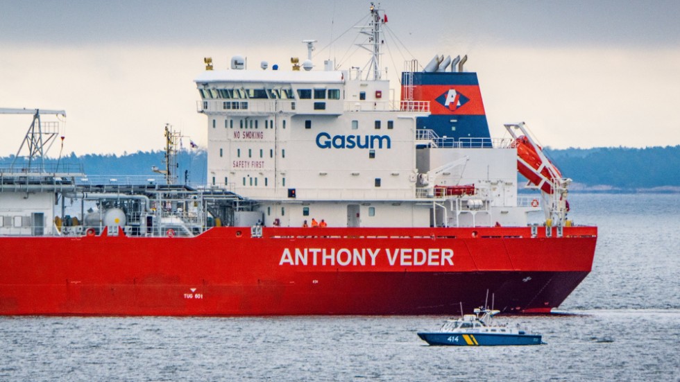 Rysk gas anlände på fredagsmorgonen till Nynäshamns hamn med fartyget ”Coral Energy”.