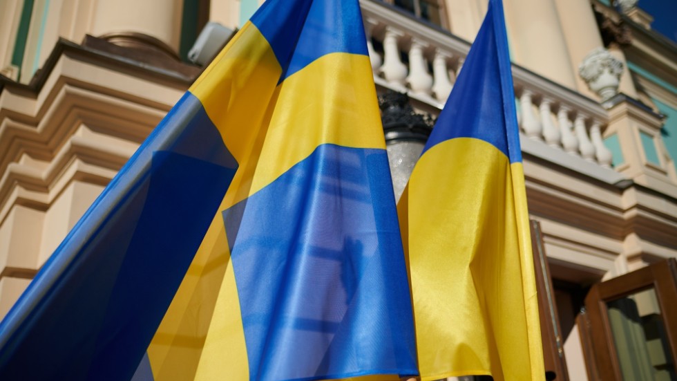 "För det andra lägger regeringen en viktig satsning i vårbudgeten. Det handlar om hundra miljoner kronor för att stödja kommunerna att erbjuda SFI, man kan kalla det för SFU - svenska för ukrainare."