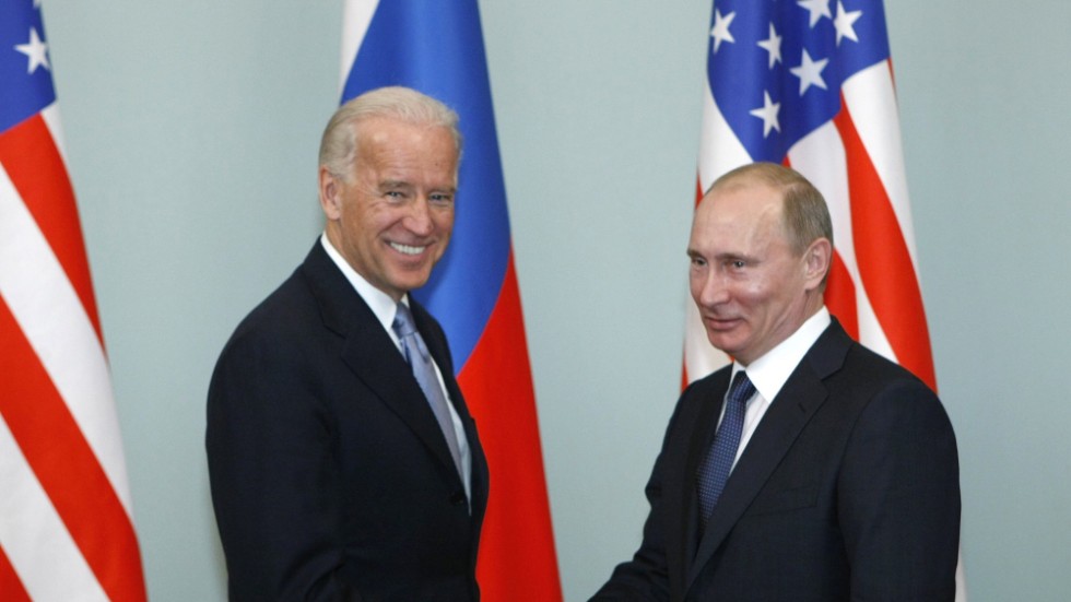 Det var då – Joe Biden, då vicepresident, på besök hos Vladimir Putin i Moskva 2011.