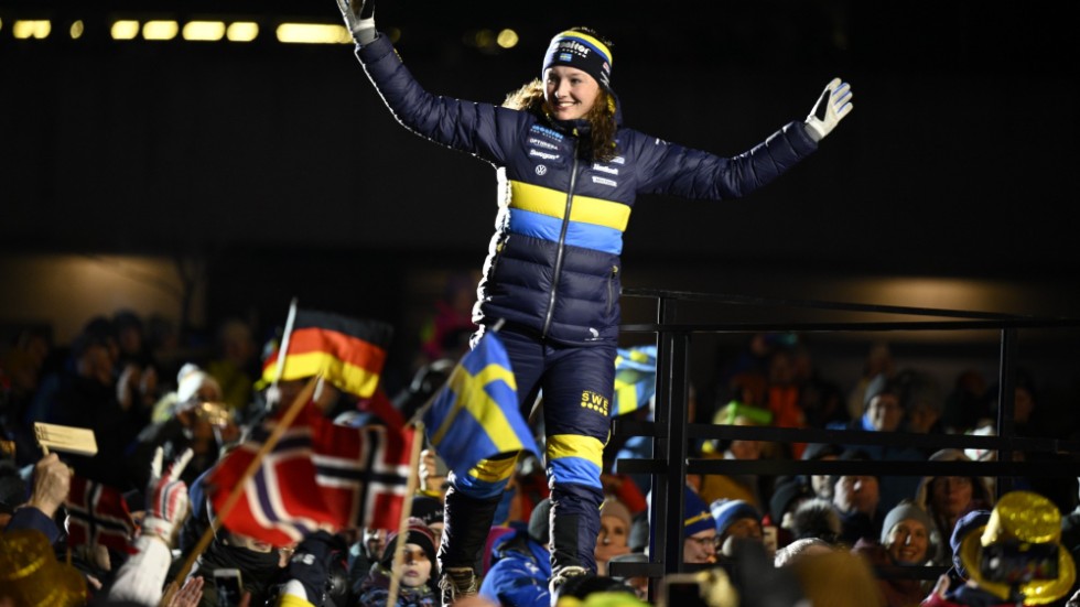 Linn Persson vid medaljceremonin efter VM-silvret i distans.