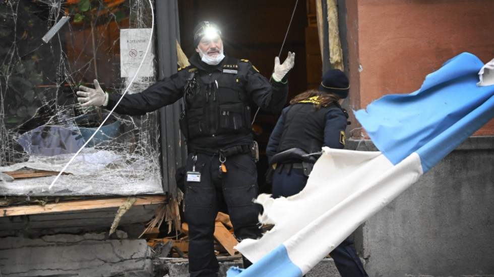 Polis vid restaurangen på Södermalm som utsattes för en sprängning den 17 januari.