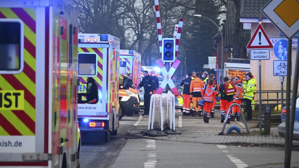 Polis och räddningstjänst vid tågstationen i Brockstedt, där tåget stannade efter attacken.