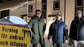 De larmar om fallande isklumpar – från upp till sju meters höjd: ”Föll snö på både barnvagnar och bilar”