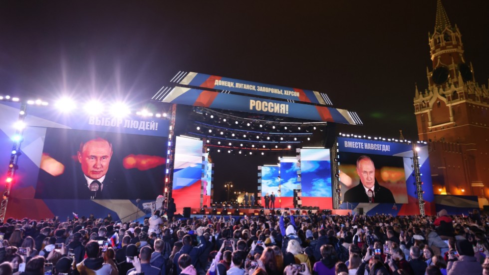 Rysslands president Vladimir Putin talar vid en ceremoni som arrangerades på Röda torget i Moskva med anledning av de utropade annekteringarna. Bilden togs i fredags.