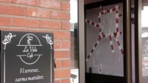 Centralt café utsatt för skadegörelse – ruta krossades med sten