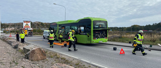 Lastbil dundrade rakt in i linjebuss – flera rutor krossades i kollisionen  