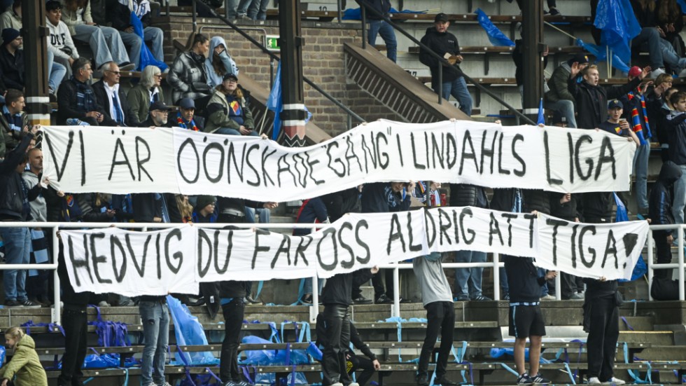 Banderoller i publiken under söndagens fotbollsmatch i damallsvenskan mellan Djurgården och AIK på Stockholms stadion.